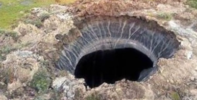 „Poarta Infernului” de la Batagaika sau „ce-și face omul cu mâna lui”. Dezastrul natural din Siberia (VIDEO)